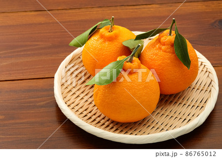 ざるに乗せた葉付きのでこぽん 86765012