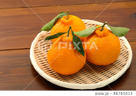 ざるに乗せた葉付きのでこぽん 86765013