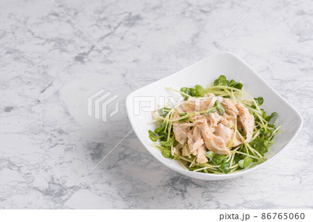 チキンと貝割れ大根の胡麻ドレッシング チキンと貝割れ大根の胡麻ドレッシング 86765060