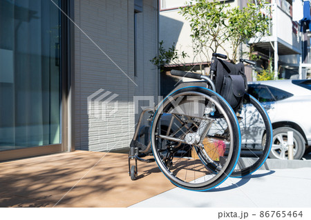 車椅子　バリアフリー住宅　スロープ　段差 86765464