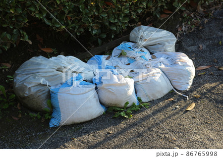 河川の洪水対策のための土のう。浸水対策。 86765998