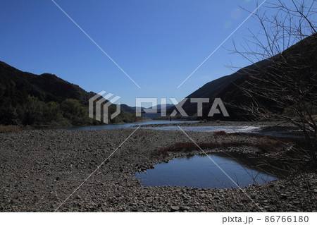 高知県 口屋内沈下橋から見た四万十川の風景 高知県 口屋内沈下橋から見た四万十川の風景 86766180