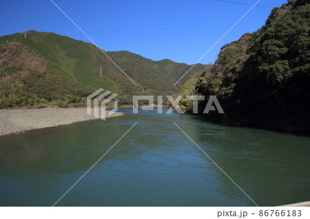 高知県 口屋内沈下橋から見た四万十川の風景 高知県 口屋内沈下橋から見た四万十川の風景 86766183