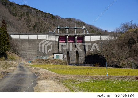 久賀ダム(岡山県が管理する洪水調節・灌漑用水・発電を目的とする重力式コンクリートダム) 久賀ダム(岡山県が管理する洪水調節・灌漑用水・発電を目的とする重力式コンクリートダム) 86766234