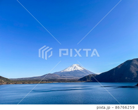 山梨県南都留郡富士河口湖町の本栖湖と富士山 山梨県南都留郡富士河口湖町の本栖湖と富士山 86766259