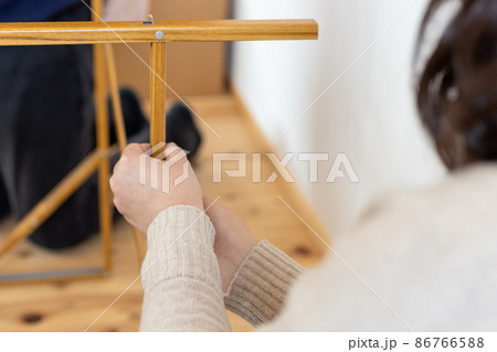 ひな壇を組み立てている若い男女 ひな壇を組み立てている若い男女 86766588