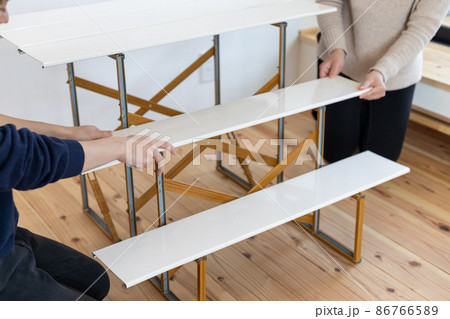 ひな壇を組み立てている若い男女 ひな壇を組み立てている若い男女 86766589