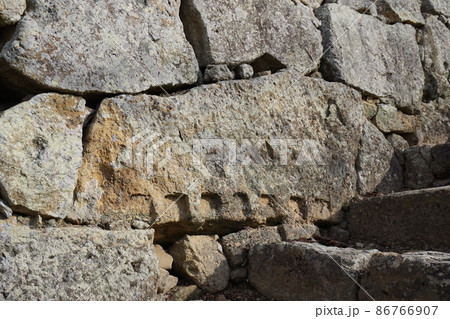 城の石垣に使った石の割った跡「矢穴(クサビの跡)」 城の石垣に使った石の割った跡「矢穴(クサビの跡)」 86766907