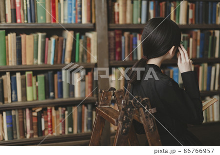 書庫にいる女性 書庫にいる女性 86766957
