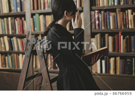 書庫にいる女性 書庫にいる女性 86766959