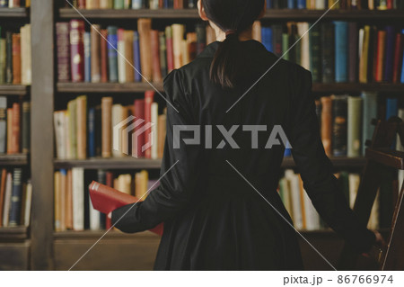 書庫にいる女性 86766974