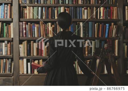書庫にいる女性 86766975