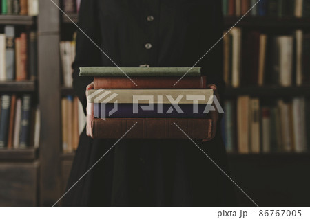 書庫にいる女性 書庫にいる女性 86767005