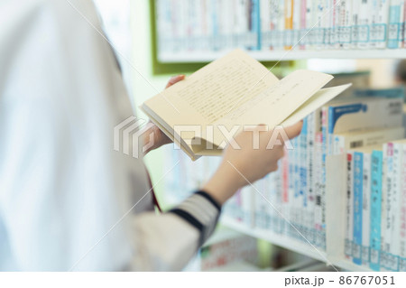 図書館にいる女子高生 86767051