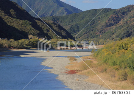 高知県 川登橋から見た四万十川の風景 高知県 川登橋から見た四万十川の風景 86768352