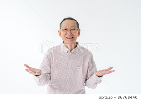 天秤に掛けるシニア男性 バランス 天秤に掛けるシニア男性 バランス 86768440