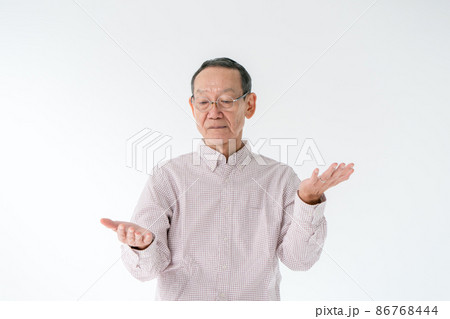 天秤に掛けるシニア男性　バランス　 86768444