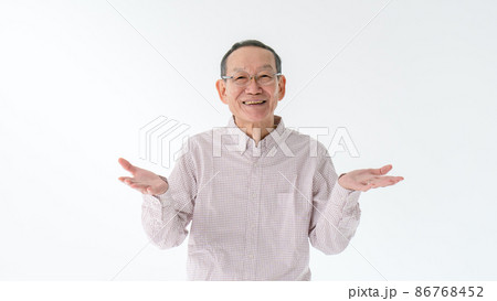 天秤に掛けるシニア男性 バランス 天秤に掛けるシニア男性 バランス 86768452