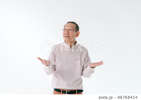 天秤に掛けるシニア男性 バランス 天秤に掛けるシニア男性 バランス 86768454