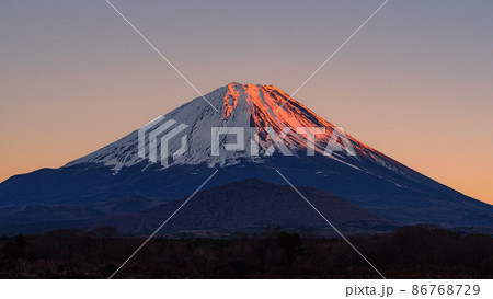 冬の精進湖から望む夕暮れの紅富士・絶景 86768729