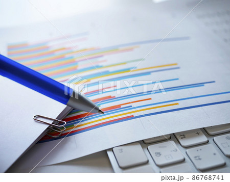 グラフ、書類、キーボードのビジネスイメージ  86768741