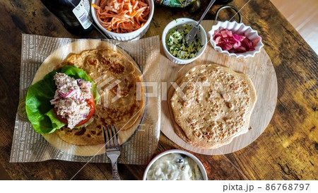 全粒粉のクレープとパセリバター、チキンクリーム煮、人参サラダの夕食 86768797