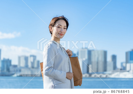 ビジネス　青空　女性 86768845