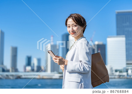 ビジネス 青空 女性 ビジネス 青空 女性 86768884