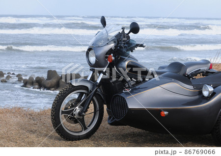 海岸に佇む黒いサイドカー 海岸に佇む黒いサイドカー 86769066