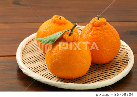 ざるに乗せた葉付きのでこぽん 86769204