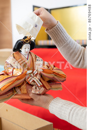お雛様の飾り付けをしているところ 86769488