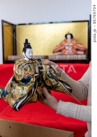 お雛様（お内裏様）を箱から出して飾り付けをしているところ 86769704