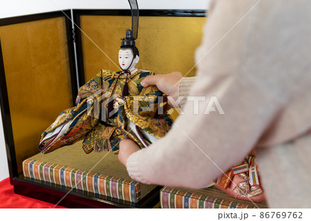 お雛様(お内裏様)の飾り付けをしているところ お雛様(お内裏様)の飾り付けをしているところ 86769762