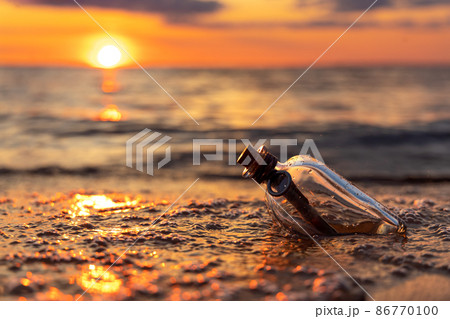 Message in the bottle against the Sun setting down Message in the bottle against the Sun setting down 86770100