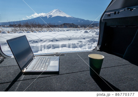 車中でのテレワーク(ワーケーション) 富士山をのぞむ雪原で 車中でのテレワーク(ワーケーション) 富士山をのぞむ雪原で 86770377