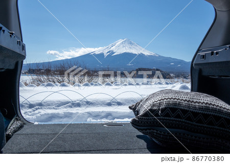 車中で過ごすリラックスタイム  富士山をのぞむ雪原で 車中で過ごすリラックスタイム  富士山をのぞむ雪原で 86770380