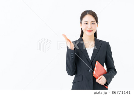 白バックのビジネスウーマン　 86771141