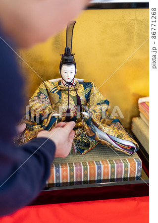 お雛様の飾り付けをしているところ 86771268