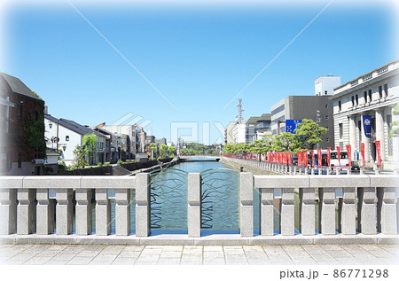 【絵画風】京橋から眺める堀川と街並み風景 ... 島根県 松江市（快晴） 86771298