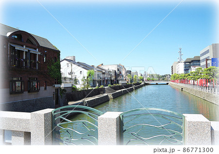 【絵画風】京橋から眺める堀川と街並み風景 ... 島根県 松江市（快晴） 86771300