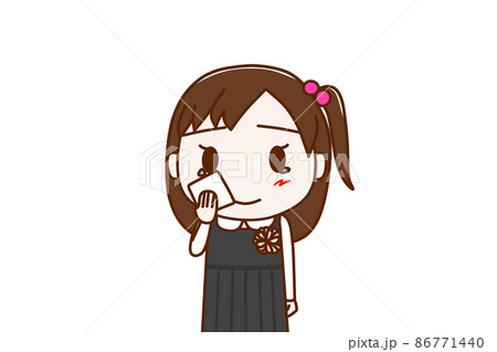 （上半身正面）フォーマルな服装で感動で涙をホロリと流しハンカチで拭く少女 86771440