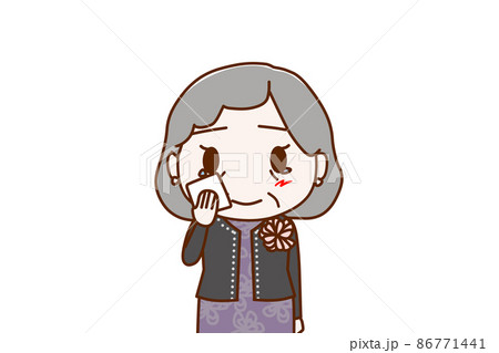 （上半身正面）フォーマルな服装で感動で涙をホロリと流しハンカチで拭く高齢の女性 86771441