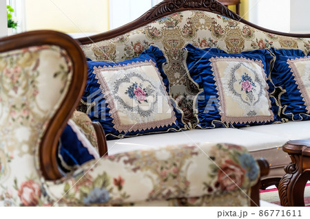 classic style interior decor 86771611