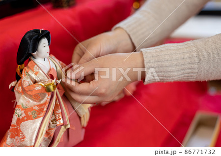 お雛様の飾り付けをしているところ 86771732