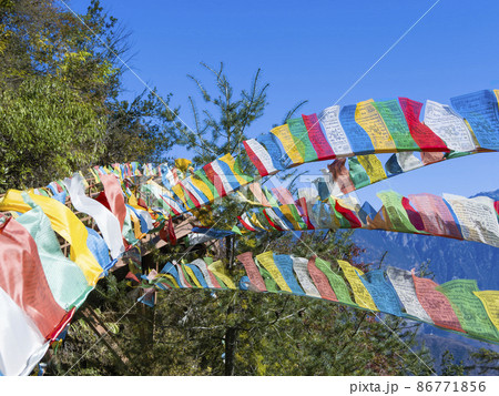 チベット仏教 色鮮やかなタルチョ チベット仏教 色鮮やかなタルチョ 86771856