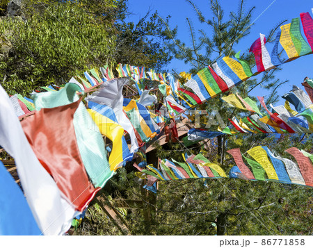 チベット仏教 色鮮やかなタルチョ 86771858