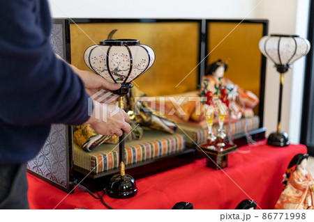 お雛様の飾り付けをしているところ 86771998