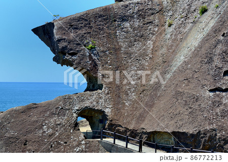 鬼ヶ城・千畳敷の入口にあるトンネルが気分を盛り上げる遊歩道を進む・世界遺産・熊野・三重県熊野市(1) 鬼ヶ城・千畳敷の入口にあるトンネルが気分を盛り上げる遊歩道を進む・世界遺産・熊野・三重県熊野市(1) 86772213