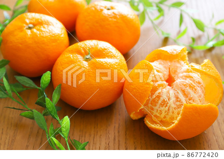 複数のみかん　剥いてあるみかん 86772420