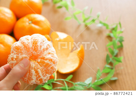 複数のみかん　剥いてあるみかん 86772421